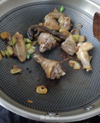 元蘑炖土公鸡的做法步骤：16