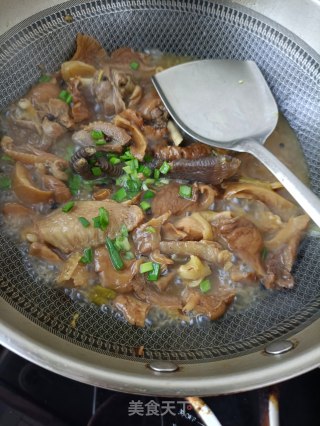 元蘑炖土公鸡的做法步骤：23