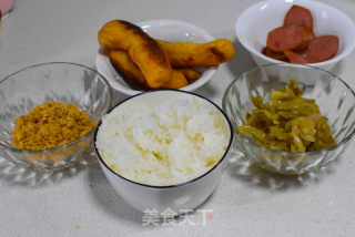 很受欢迎的早餐主食肉松饭团的做法步骤：1