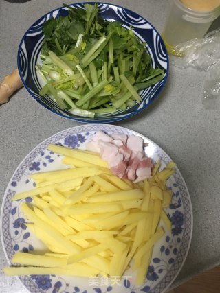 香芹炒土豆条的做法步骤：1