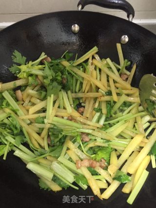 香芹炒土豆条的做法步骤：4