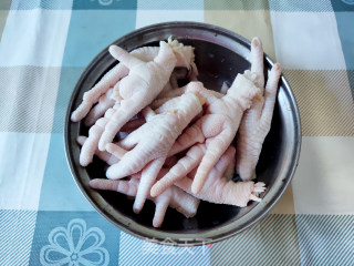 简易舂鸡脚的做法步骤：1