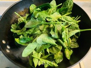 火麻仁菠菜炒松花蛋的做法步骤：2