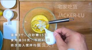 双色斑马纹戚风蛋糕，简单易学又好吃，软绵绵甜蜜蜜的美食。的做法步骤：2