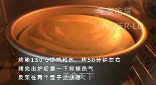 双色斑马纹戚风蛋糕，简单易学又好吃，软绵绵甜蜜蜜的美食。的做法步骤：15