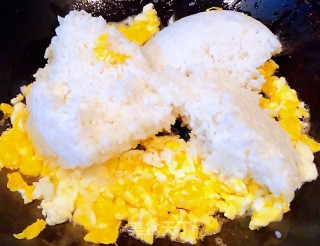 菌菇香肠茼蒿鸡蛋米堡#花样米饭#的做法步骤：4