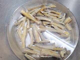 青蒜烧龙头鱼干的做法步骤：1