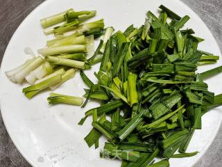 青蒜烧龙头鱼干的做法步骤：2