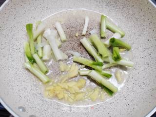 青蒜烧龙头鱼干的做法步骤：4