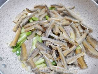 青蒜烧龙头鱼干的做法步骤：5