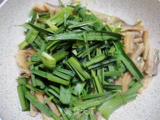 青蒜烧龙头鱼干的做法步骤：8
