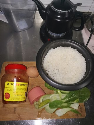 剁椒火腿鸡蛋炒饭的做法步骤：1
