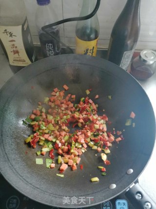 剁椒火腿鸡蛋炒饭的做法步骤：3