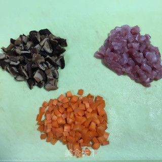 香菇肉丁焖饭的做法步骤：1