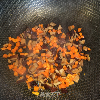 香菇肉丁焖饭的做法步骤：4