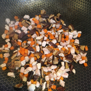 香菇肉丁焖饭的做法步骤：5