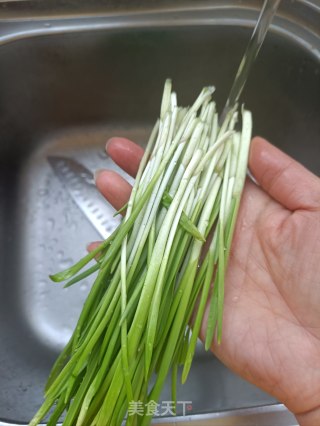 腊肠炒蒜黄的做法步骤：2