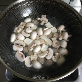 蘑菇豆腐粉丝煲的做法步骤：4
