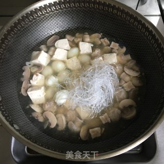 蘑菇豆腐粉丝煲的做法步骤：5