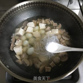 蘑菇豆腐粉丝煲的做法步骤：6