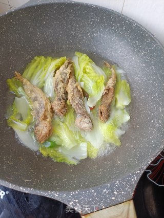 黄金菜心炖炸鱼的做法步骤：9