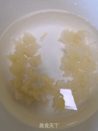 银耳梨子汤的做法步骤：1