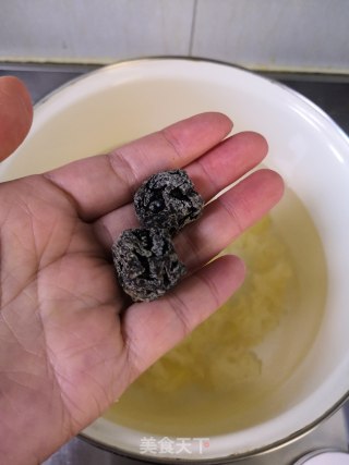 银耳梨子汤的做法步骤：2