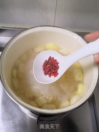 银耳梨子汤的做法步骤：6