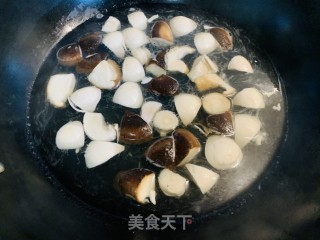 火麻仁菌菇烧板栗的做法步骤：2
