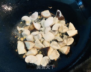 火麻仁菌菇烧板栗的做法步骤：4