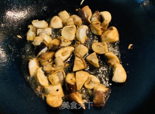 火麻仁菌菇烧板栗的做法步骤：5