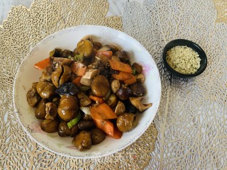 火麻仁菌菇烧板栗的做法步骤：8