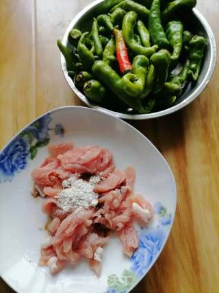 辣椒炒肉的做法步骤：1