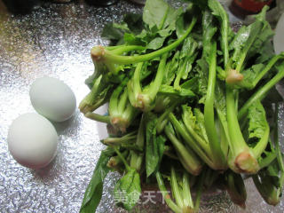 咸鸭蛋炒菠菜的做法步骤：1