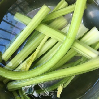 洋葱炒西芹的做法步骤：1