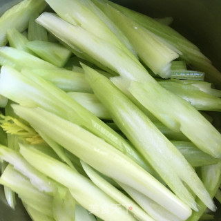 洋葱炒西芹的做法步骤：4