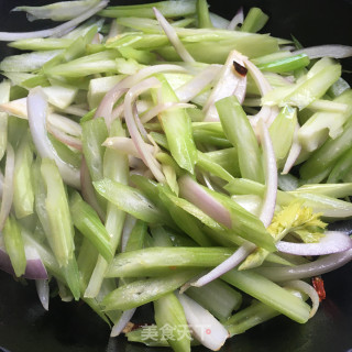 洋葱炒西芹的做法步骤：7