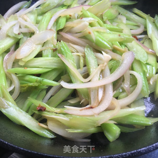 洋葱炒西芹的做法步骤：8