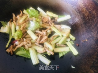 芹菜炒肉丝的做法步骤：6