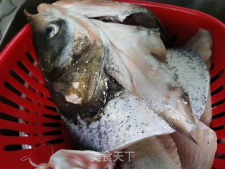 鱼头萝卜汤的做法步骤：1