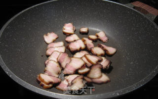 腊肉炒抱子甘蓝的做法步骤：2