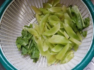 莴笋炒杂菇的做法步骤：1