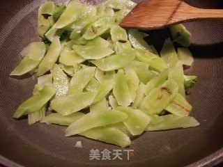 莴笋炒杂菇的做法步骤：5