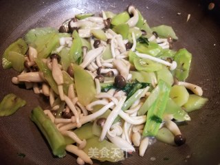 莴笋炒杂菇的做法步骤：9