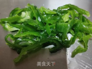 胡萝卜炒青椒丝的做法步骤：2