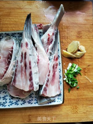鱼尾炖油豆腐的做法步骤：1