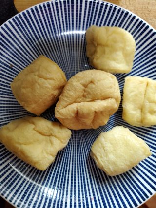 鱼尾炖油豆腐的做法步骤：2