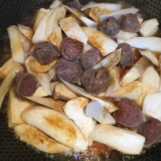 牛肉丸菌菇炖豆腐的做法步骤：5