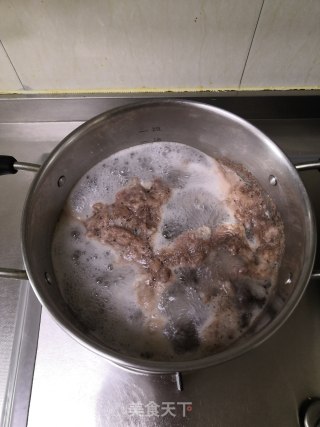 酸汤牛肉的做法步骤：4