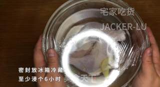 香煎无骨鸡腿，完美形状煎制，鸡皮酥脆，鸡肉滑嫩，孩子超爱吃。的做法步骤：2